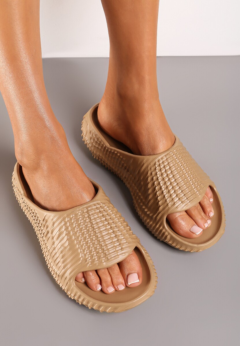 Ciemnobeżowe Klapki z lekkiej Pianki Ozdobione Wypukłym Tłoczeniem Konsia