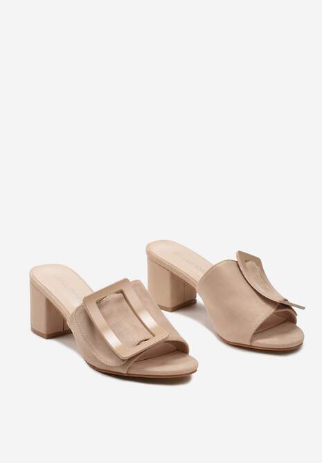 Beżowe Klapki na Słupku z Metaliczną Ozdobą na Froncie Tloris