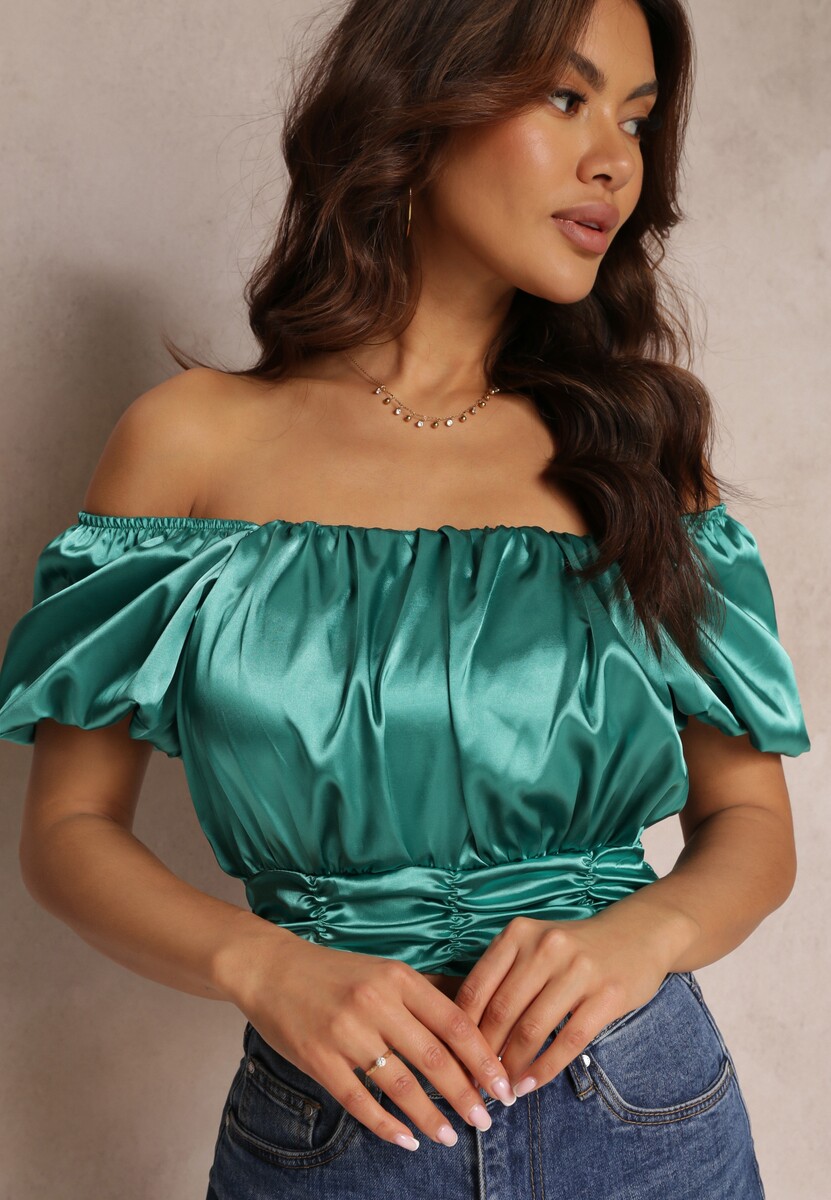 Zielona Bluzka z Hiszpańskim Dekoltem i Gumkami w Pasie z Satynowej Tkaniny Cherissa