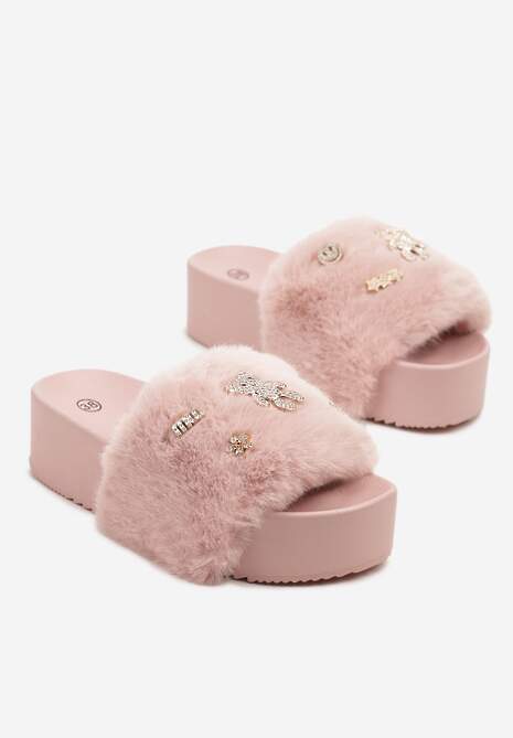 Różowe Klapki z Futerkiem i Metalicznymi Aplikacjami na Piankowej Platformie Norwia