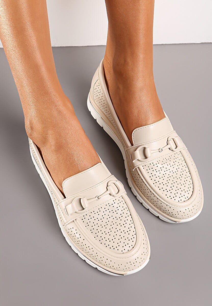 Beżowe Mokasyny ze Skórzaną Wkładką Perforacją i Klamrą Gamiara