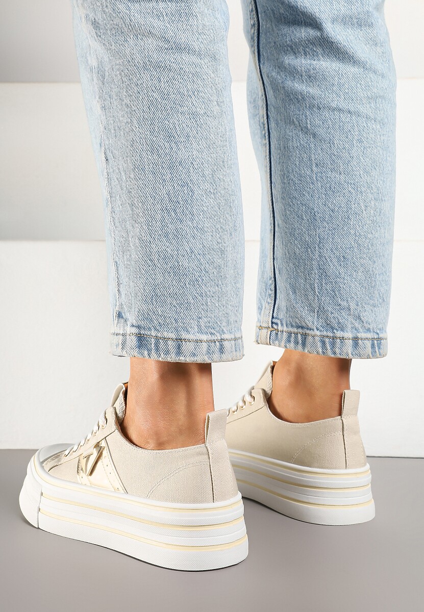 Beżowe Trampki na Platformie Ozdobione Metaliczną Aplikacją Telanoreta