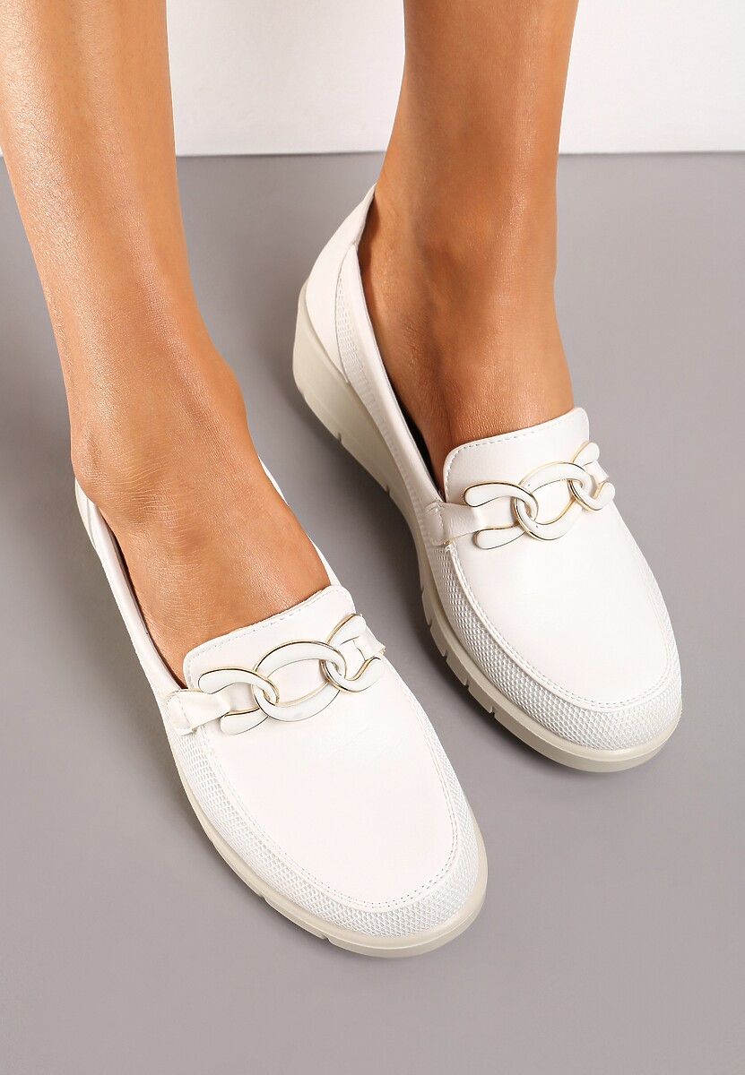 Białe Półbuty ze Skórzaną Wkładką na Koturnie z Ozdobną Klamrą Klurentia