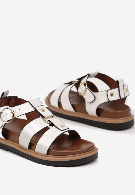 Białe Sandały na Płaskiej Podeszwie z Klamrą i Nitami Deliniel