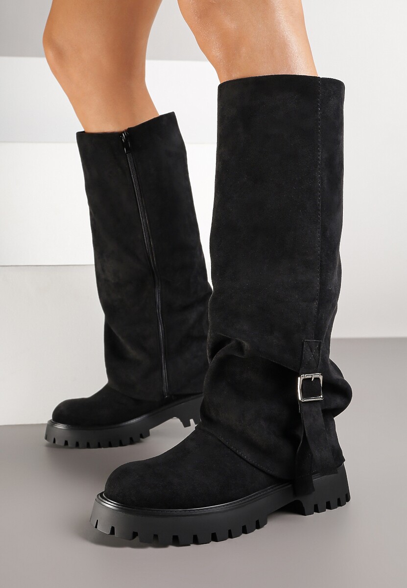 Czarne Kozaki Ozdobione Klamrą i Wywiniętą Cholewką Laticea