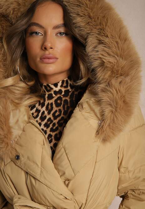 Beżowa Długa Kurtka o Pikowanym Kroju z Kapturem i Odpinanym Futerkiem Ozdobiona Paskiem Vamimora