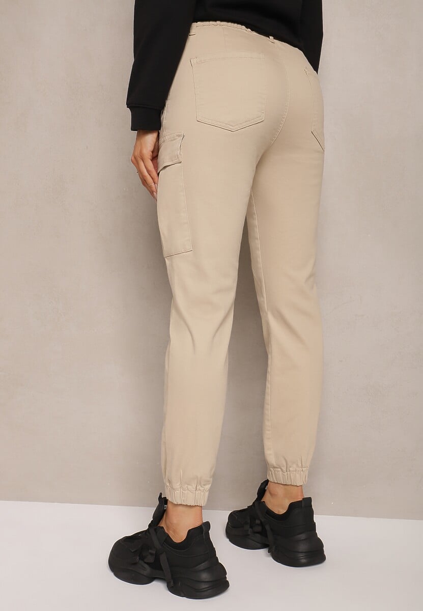 Beżowe Jeansy z Bawełny o Kroju Joggerów z Ozdobnymi Kieszeniami i Gumką w Pasie Unicella