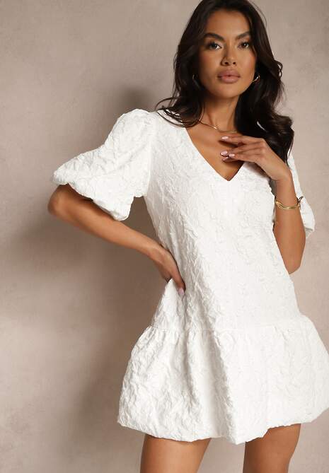 Biała Trapezowa Sukienka z Rękawkami w Gumkę i z Falbanką na Dole Ninatiela