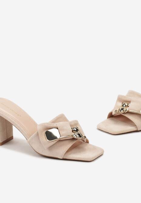 Beżowe Klapki Ozdobione Kokardką z Metalową Wstawką na Słupku Atiltia