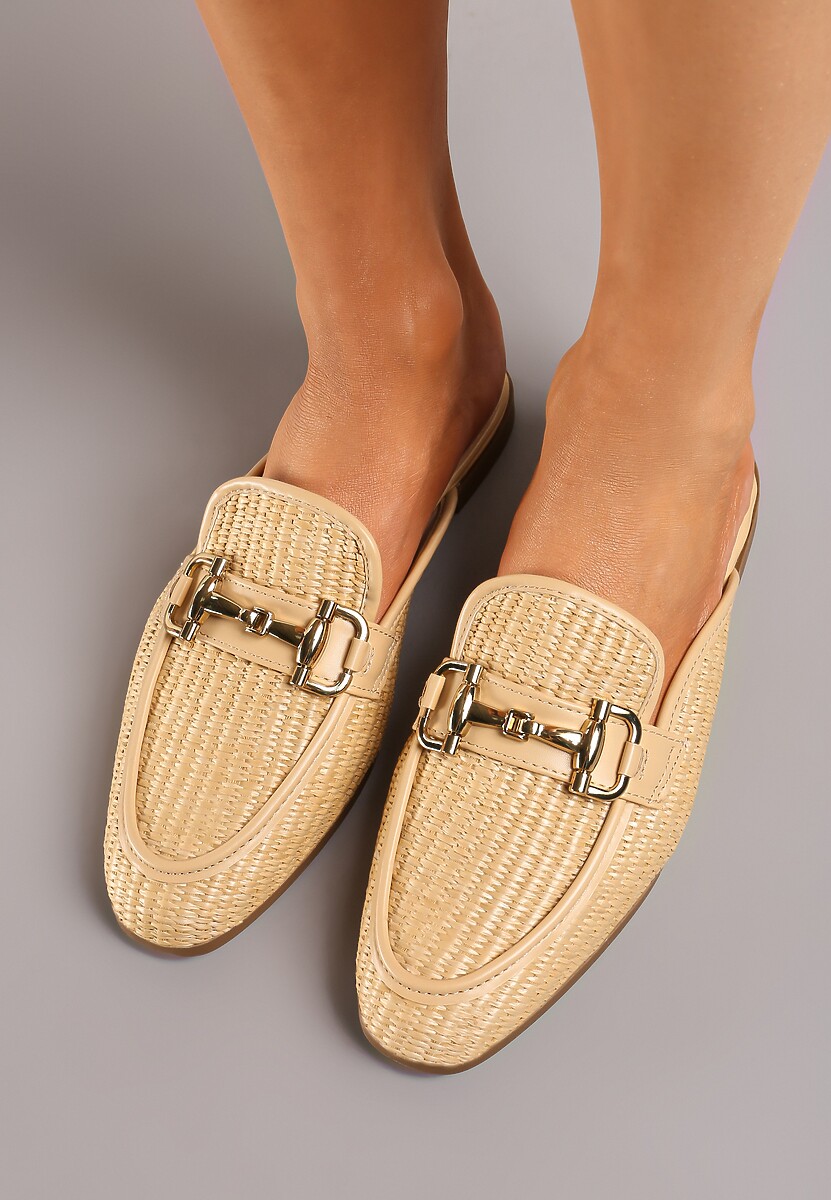 Ciemnobeżowe Klapki Mule z Tłoczeniem na Wzór Plecionki i Klamrą Opheliase