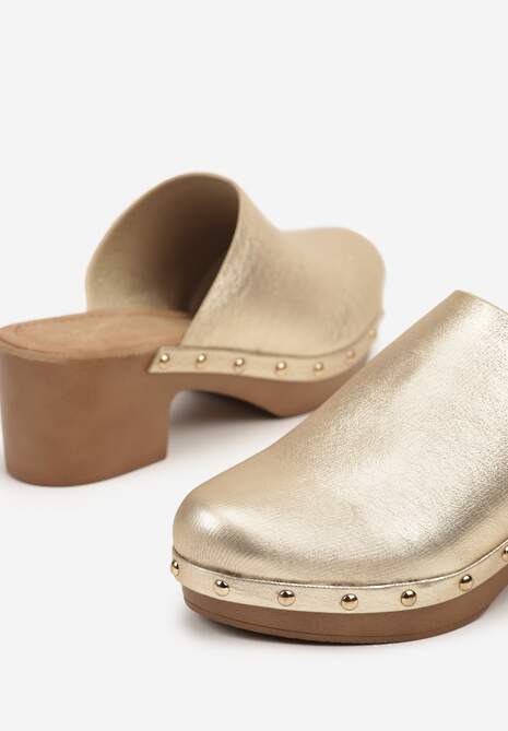 Złote Klapki Drewniaki Typu Mule na Słupku Zdobione Nitami Hlerra