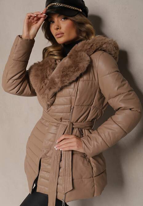 Ciemnobeżowa Kurtka Pikowana z Paskiem w Talii i Kapturem Ozdobiona Futerkiem Jeleti