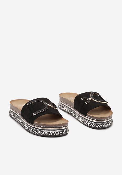 Czarne Klapki z Wyściółką z Imitacji Skóry na Płaskiej Podeszwie z Metalową Ozdobą Caloen