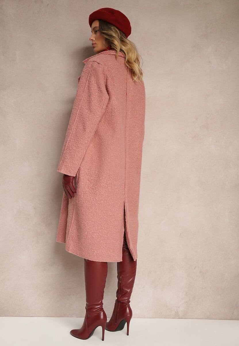 Różowy Płaszcz Jednorzędowy o Długim Kroju z Materiału Boucle Deorina