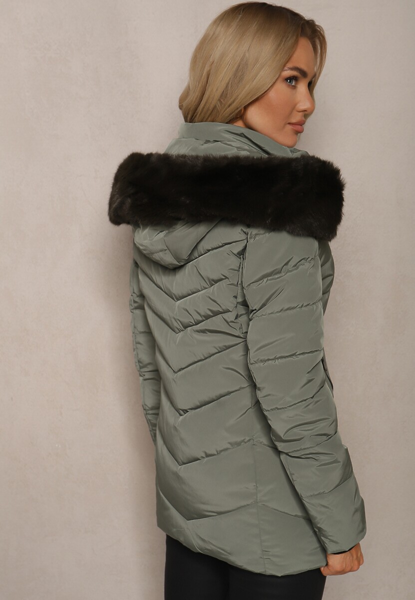 Ciemnozielona Kurtka z Pikowanymi Przeszyciami i Futrzanym Kapturem z Możliwością Odpięcia Zinriya