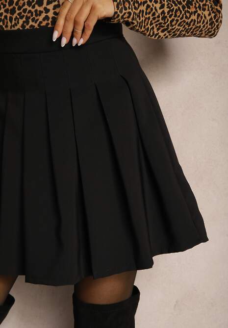 Czarna Rozkloszowana Spódnica Mini z Zakładkami Plainnet