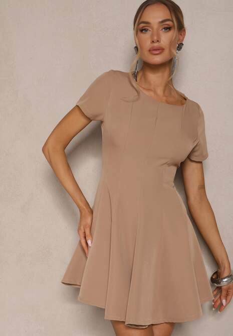 Ciemnobeżowa Sukienka o Rozkloszowanym Kroju na Krótki Rękaw Zdobiona Przeszyciami Mepiza