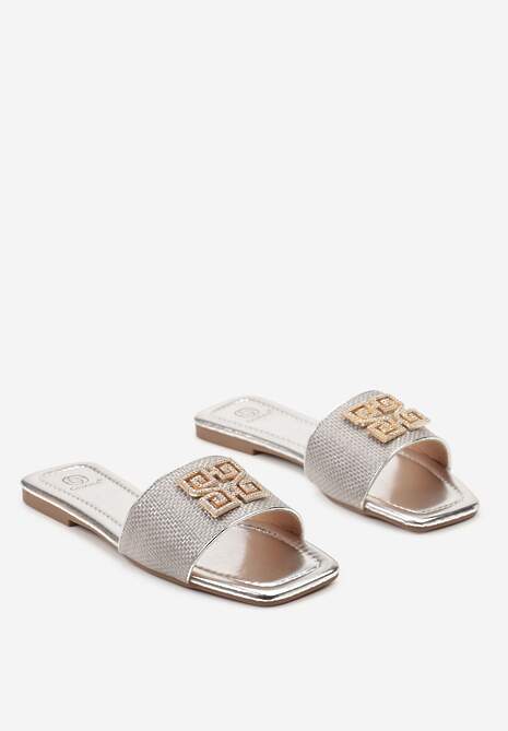 Srebrne Klapki z Płaską Podeszwą i Geometryczną Biżuteryjną Klamrą Naruma