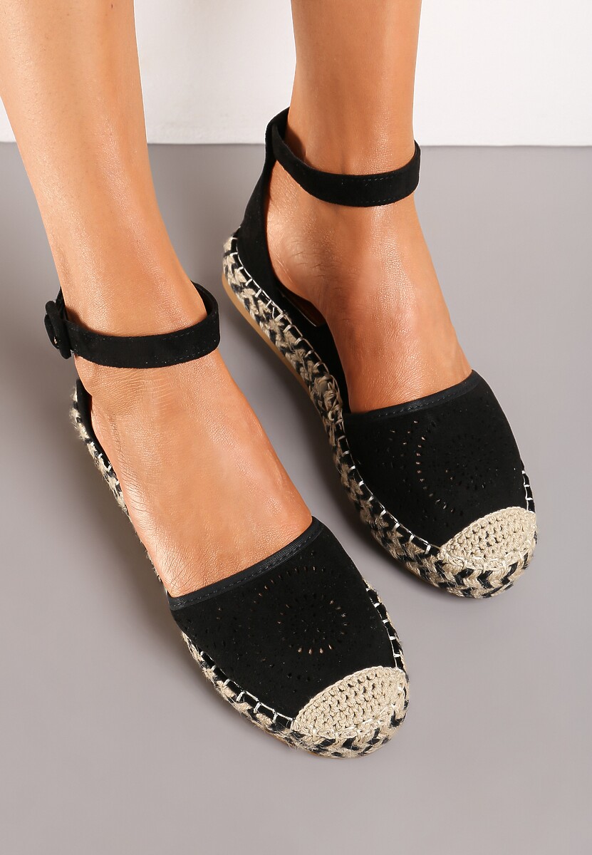 Czarne Espadryle na Płaskiej Podeszwie z Ażurowym Zdobieniem Zapinane Wokół Kostki Vizimaia