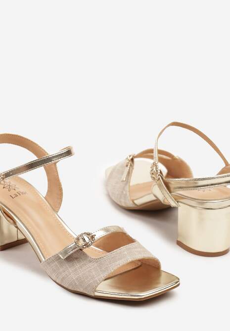Złote Sandały na Słupku Ozdobione Cyrkoniową Klamrą i Wycięciami Tellisca