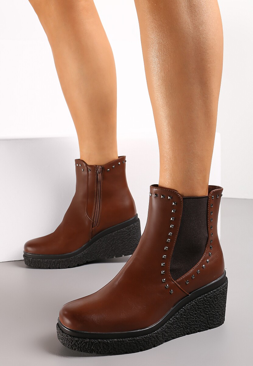 Brązowe Botki na Koturnie z Elastyczną Wstawką i Nitami Rosee