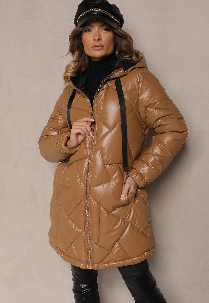 Jasnobrązowa Kurtka Pikowana o Długim Kroju z Kapturem Ozdobiona Sznurkami Polezi