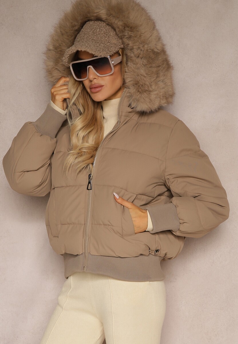 Jasnobeżowa Kurtka z Pikowaniem i Szerokimi Ściągaczami Zdobiona Futrem przy Kapturze Inilora