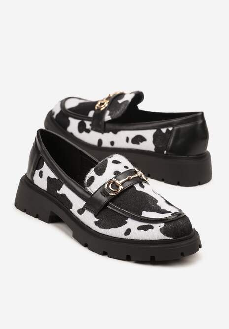 Czarno-Białe Mokasyny w Krowie Łaty z Metaliczną Aplikacją Riluvia