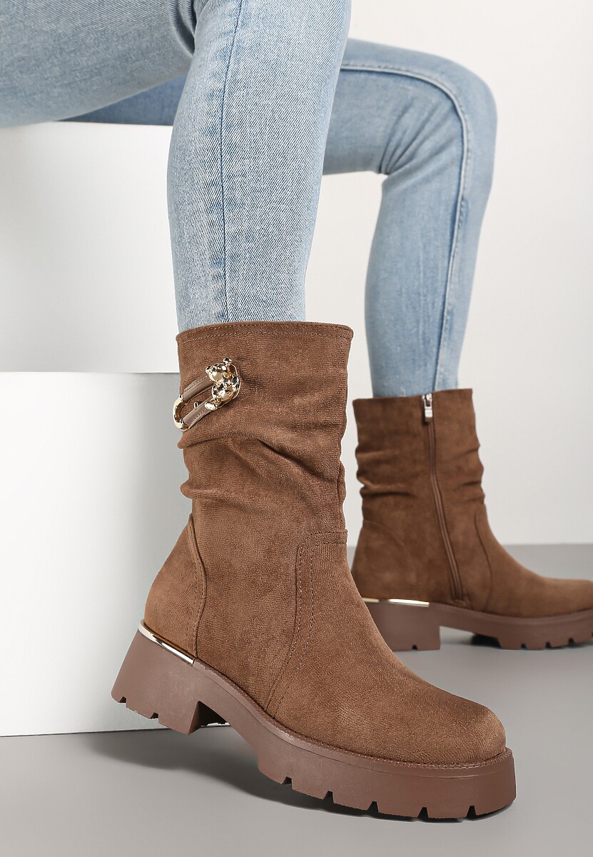 Brązowe Botki z Imitacji Zamszu z Ozdobnie Marszczoną Cholewką i Metalowym Detalem Zinarissa