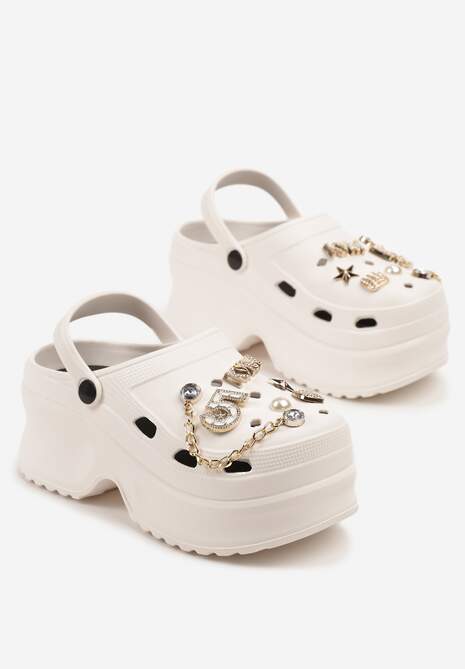 Białe Klapki na Platformie Ozdobione Aplikacjami i Perełkami Heleldi