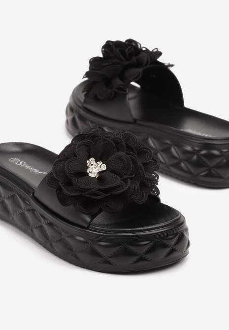 Czarne Klapki na Platformie z Pikowaniem i Kwiatową Aplikacją 3D Sananira