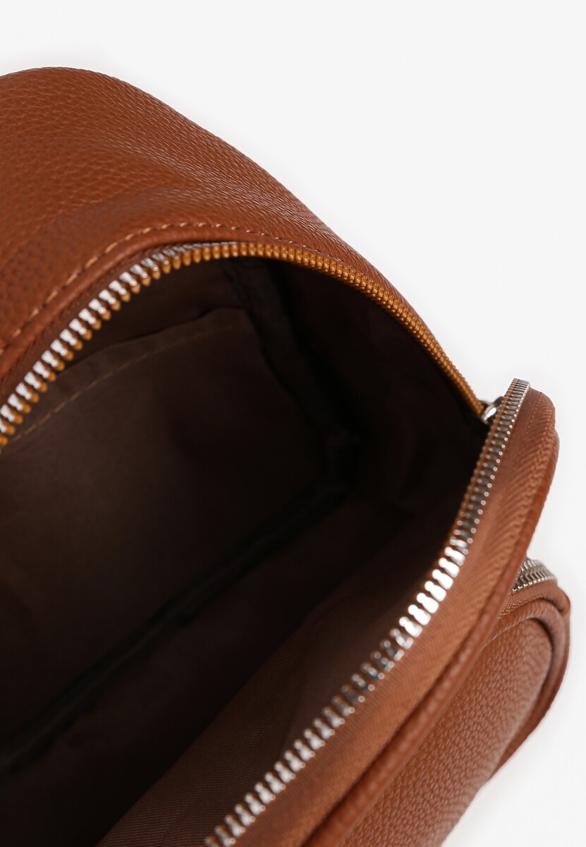 Brązowy Mały Plecak Zdobiony Metalowym Detalem Wyposażony w Dodatkową Kieszeń Savarosa