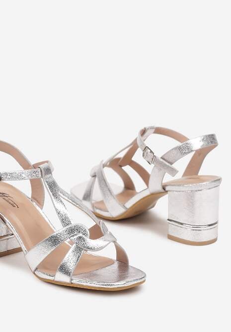Srebrne Sandały na Słupku z Metaliczną Aplikacją i Ozdobnymi Paskami Sadeonia