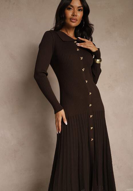 Brązowa Sweterkowa Sukienka z Wiskozy Ozdobiona Guzikami Zozeria