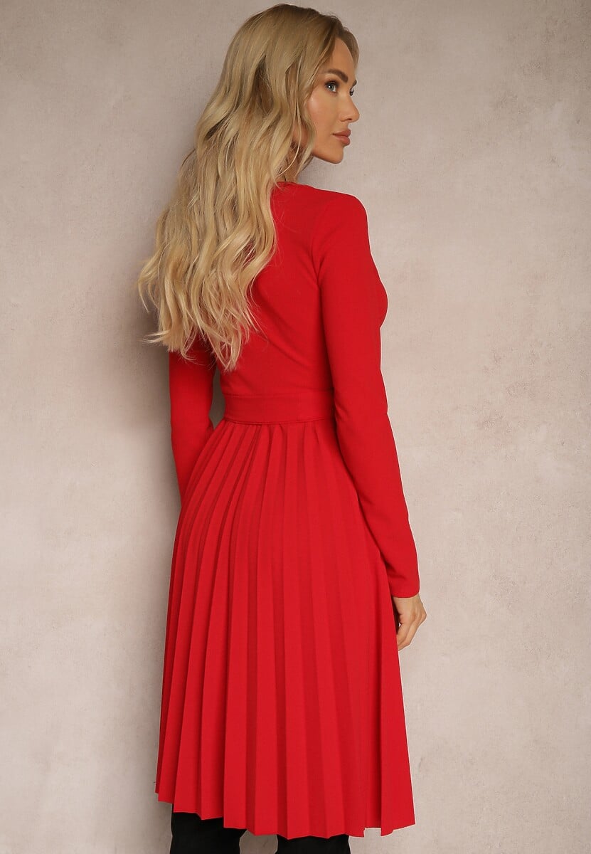 Czerwona Plisowana Midi Sukienka z Kopertowym Dekoltem i Paskiem Materiałowym w Talii Keviana