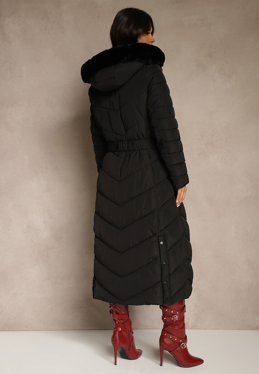 Czarna Zimowa Kurtka Pikowana o Długim Kroju z Paskiem i Kapturem z Futrem Retarda