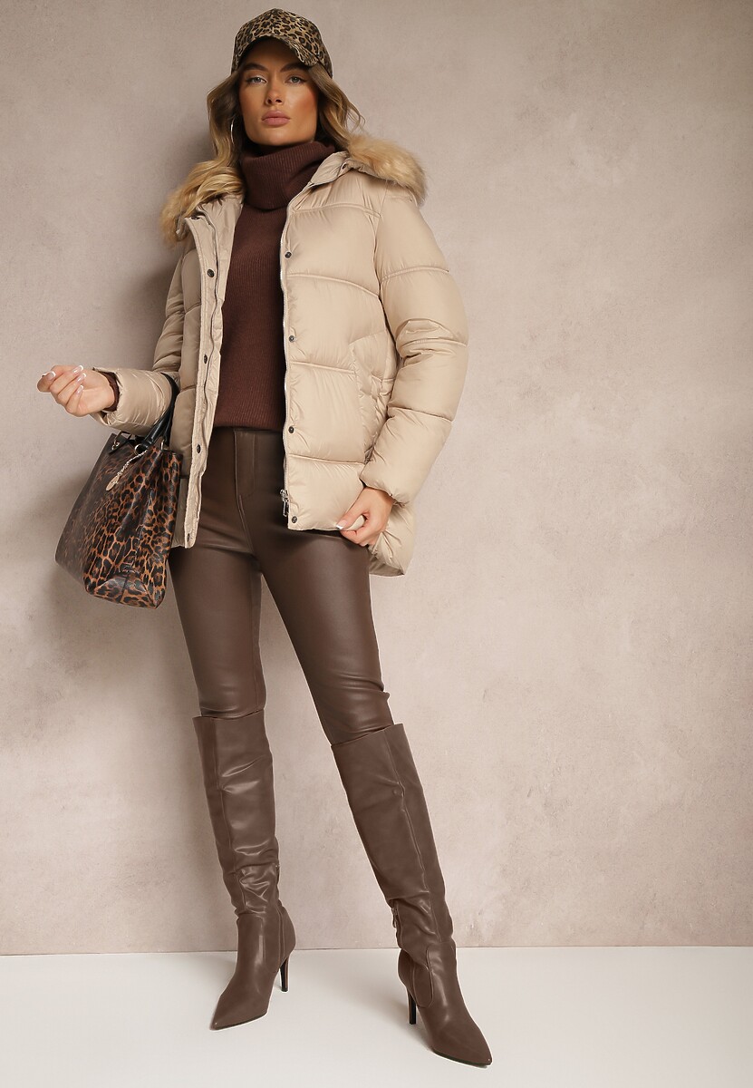 Jasnobeżowa Zimowa Kurtka z Pikowanymi Przeszyciami Kieszeniami i Kapturem z Odpinanym Futrem Ililda