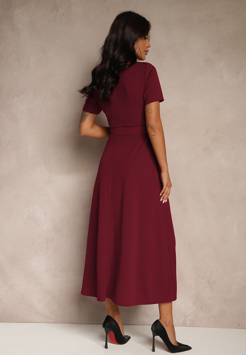 Bordowa Sukienka o Rozkloszowanym Kroju z Ozdobnym Paskiem Desiliena