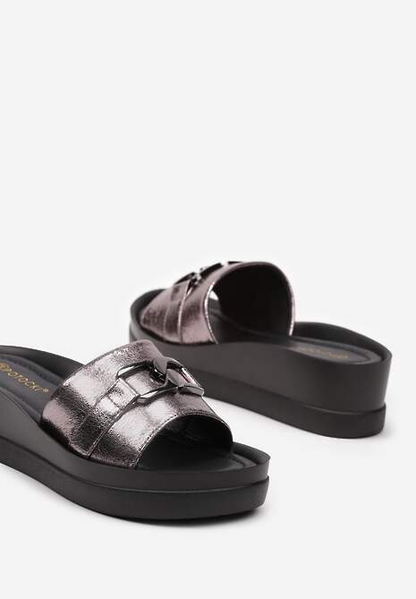 Srebrne Klapki Ozdobione Klamerką na Niewysokim Koturnie Dvorakia