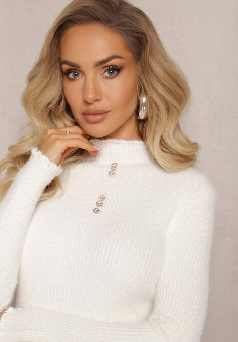 Biały Futerkowy Sweter z Wełny z Półgolfem i Ozdobnymi Guzikami Zekluna