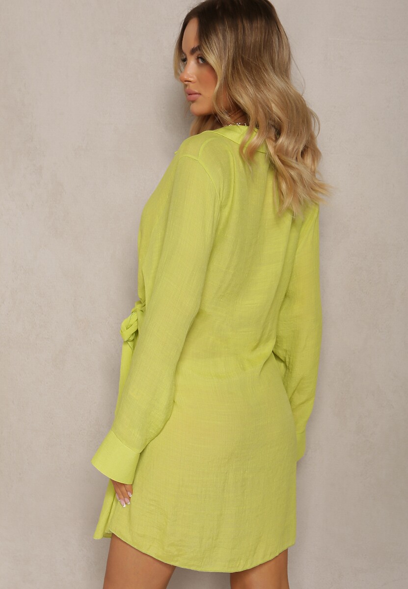 Jasnozielona Taliowana Sukienka z Kopertowym Dekoltem i Kołnierzem Reviana