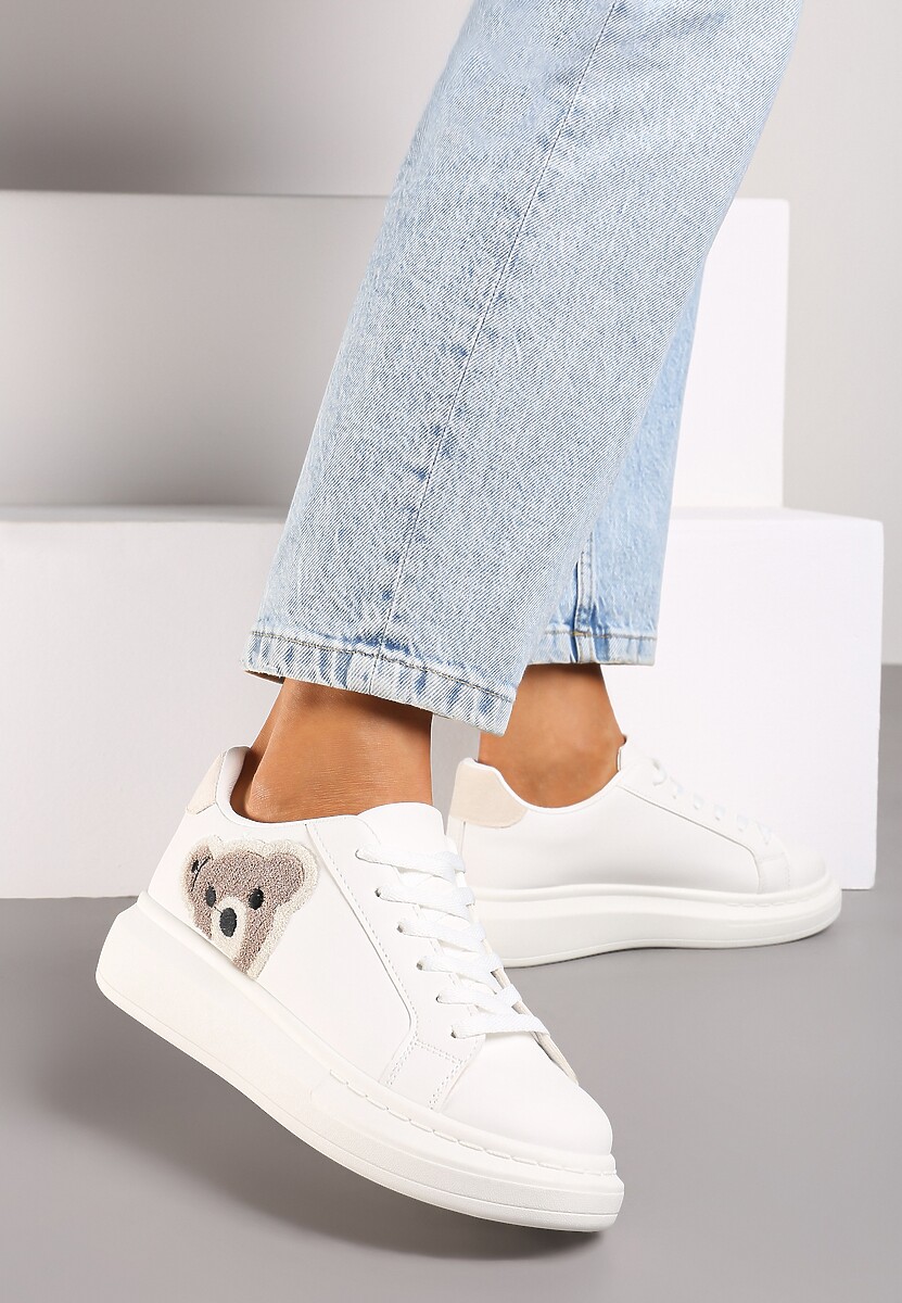 Biało-Beżowe Sneakersy na Płaskiej Podeszwie Ozdobione Motywem Misia Seniefra