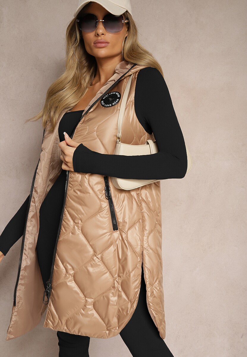 Beżowa Kamizelka Pikowana o Dłuższym Fasonie z Naszywką i Kapturem Veriseta