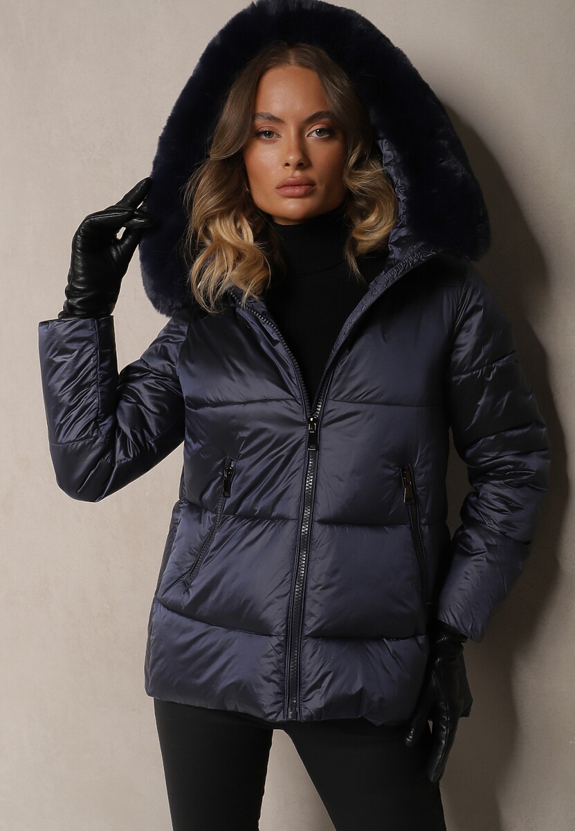 Granatowa Kurtka Pikowana z Kapturem Ozdobiona Futerkiem i Dłuższym Tyłem Rinloris