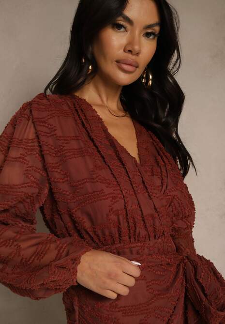 Bordowa Sukienka z Tkaniny Plumeti o Kopertowym Fasonie Zenisala