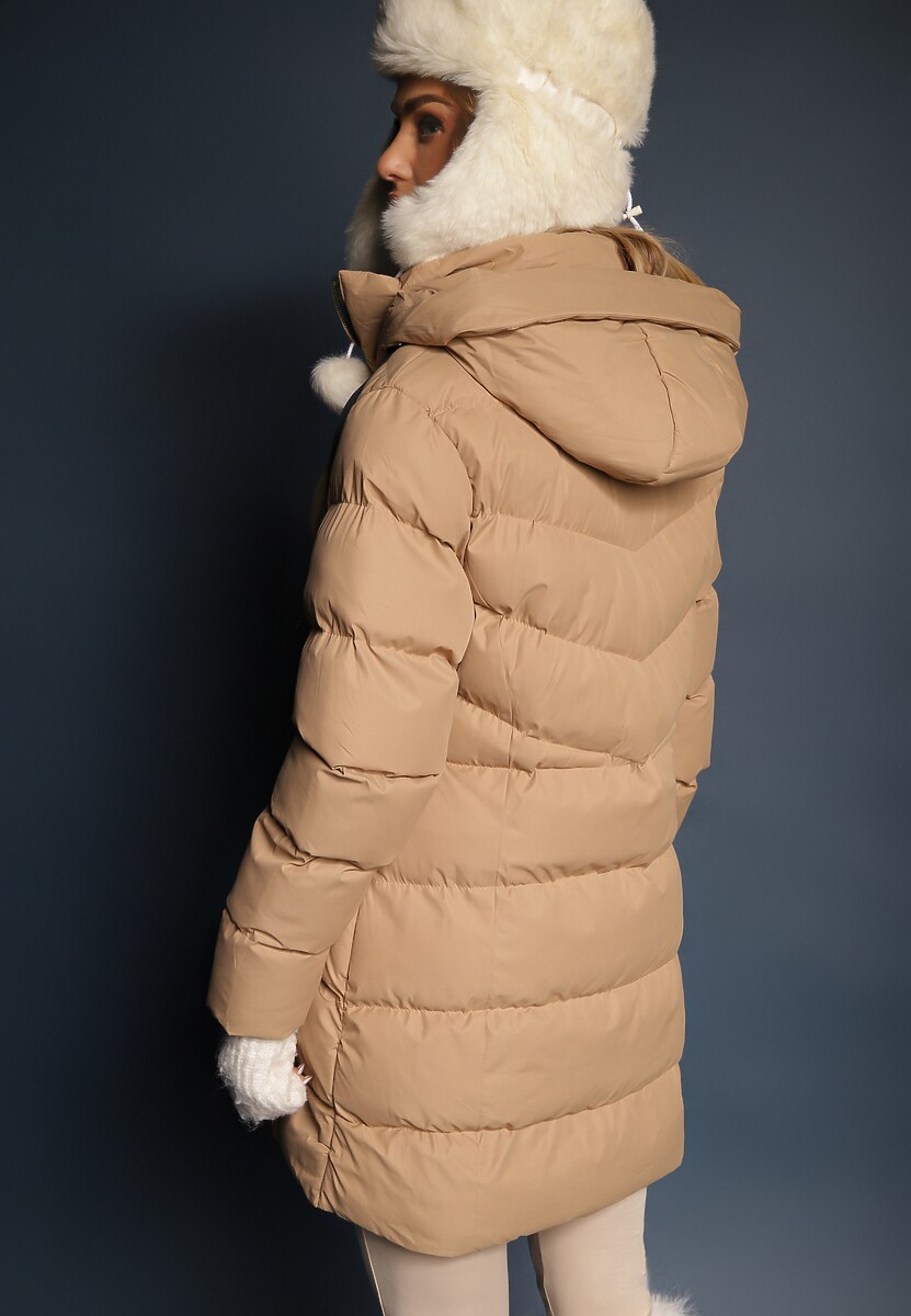 Ciemnobeżowa Kurtka Pikowana o Długim Kroju z Kapturem i Suwakiem Dwukierunkowym Naomira