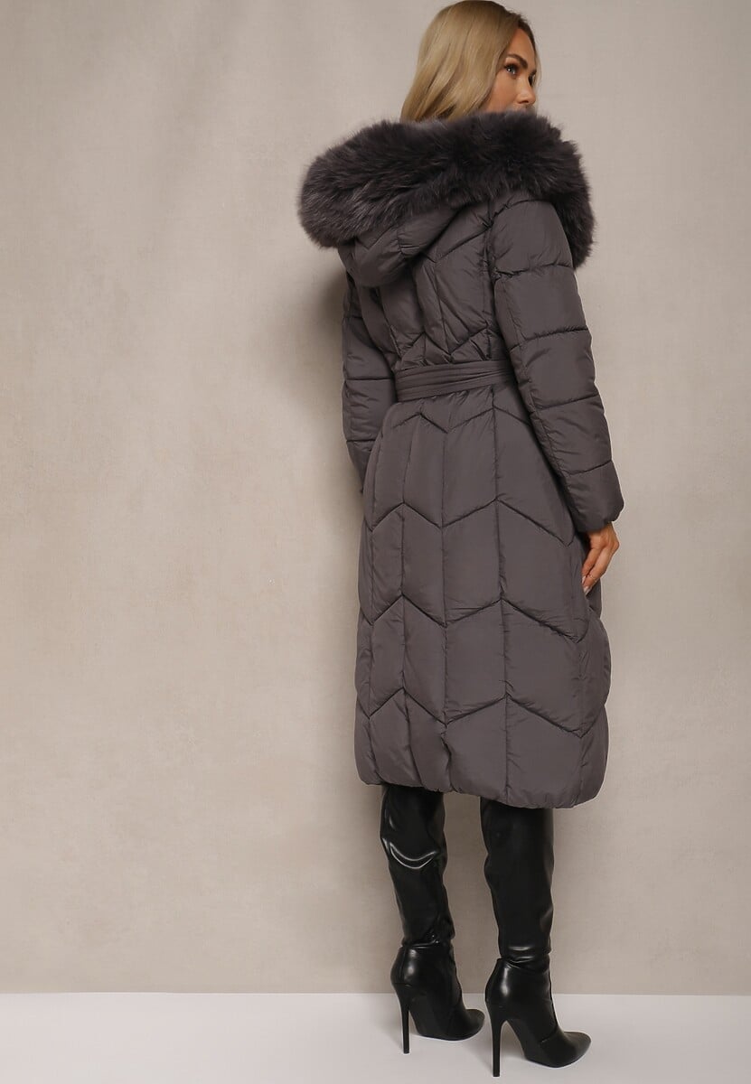 Ciemnoszara Długa Kurtka o Pikowanym Kroju z Kapturem i Odpinanym Futerkiem Ozdobiona Paskiem Vamimora