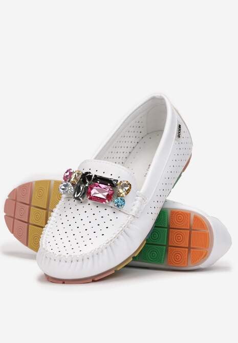 Białe Mokasyny z Przeszyciami i Ozdobą z Cyrkonii Olini