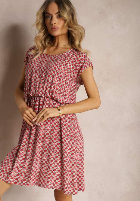 Czerwona Sukienka o Rozkloszowanym Kroju z Gumką w Talii i Krótkim Rękawem Tulemia