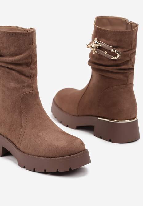 Brązowe Botki z Imitacji Zamszu z Ozdobnie Marszczoną Cholewką i Metalowym Detalem Zinarissa